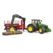 Bruder John Deere 7R 350 traktor s lesníckym prívesom a 4 kmene - KP HRAČKA