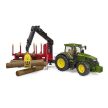 Bruder John Deere 7R 350 traktor s lesníckym prívesom a 4 kmene - KP HRAČKA